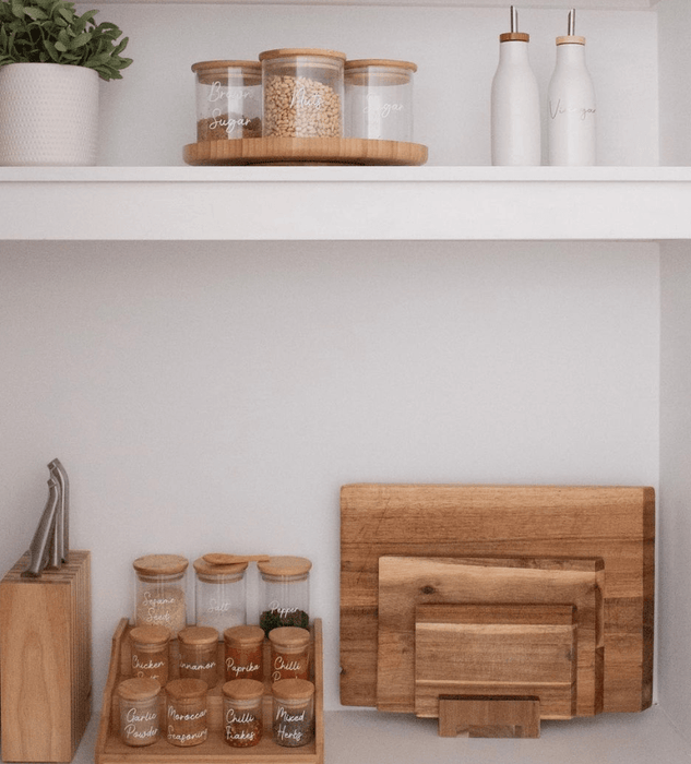 https://www.littlelabelco.com/cdn/shop/files/mini-bamboo-shelf-with-8-x-75ml-and-3-x-200ml-herb-and-spice-jars-pack-little-label-co-5_64a54e24-9b10-4b99-9b8f-4362ffb23e86_634x700.png?v=1689895785